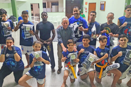 Projeto social “Kickboxing e Saúde para todos” distribui presentes em São Caetano do Sul