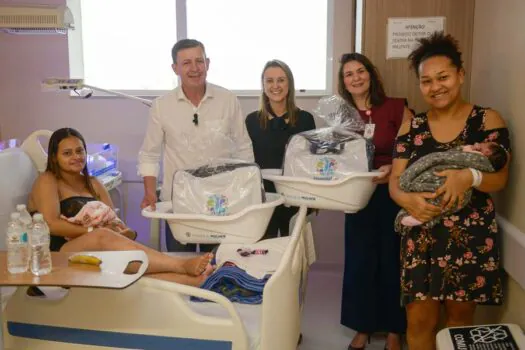 Prefeito Orlando Morando entrega kits maternidade a mamães do Hospital da Mulher