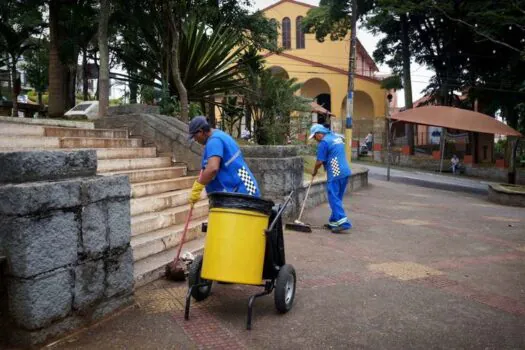 Ribeirão Pires realiza limpeza e roçagem em bairros da Estância