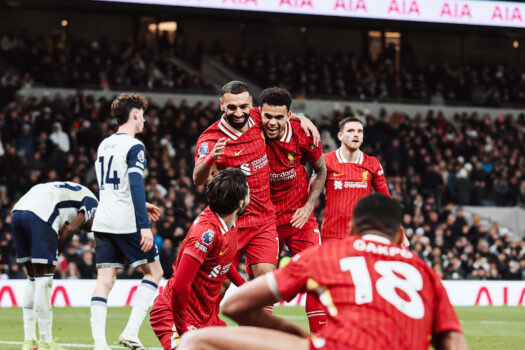 Liverpool vence o Tottenham em jogo de nove gols pelo Inglês