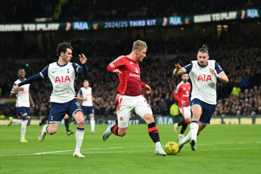 Com gol olímpico, Tottenham vence United e vai à semi da Copa da Liga Inglesa