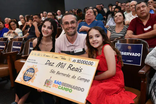 Prefeito Orlando Morando entrega prêmios do último sorteio do ano do Programa Nota 1.000