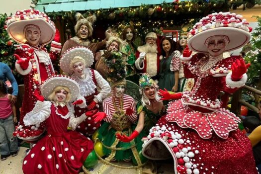 Parada de Natal surpreende com música, desfile e interação com o público