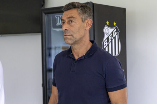 Pedro Caixinha vai ao CT do Santos e discute planejamento de 2025