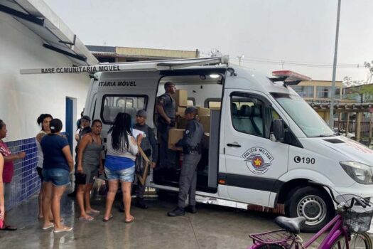 Policiais entregam cestas básicas e brinquedos em comunidades do litoral paulista