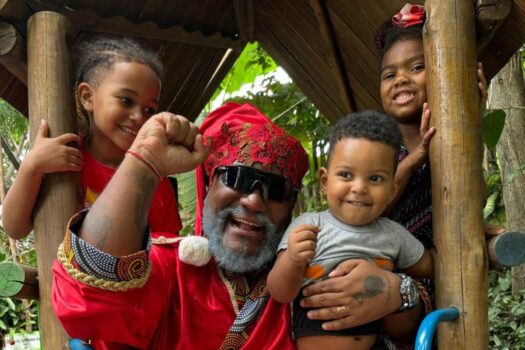 Educador promove Natal Antirracista para cerca de mil crianças de favelas do Rio