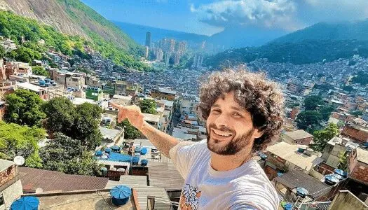 Influenciador Rocky Cria transforma a imagem da Rocinha com humor e realidade nas redes sociais