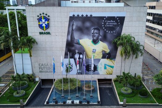 CBF faz homenagem para Vini Jr, eleito melhor jogador do mundo