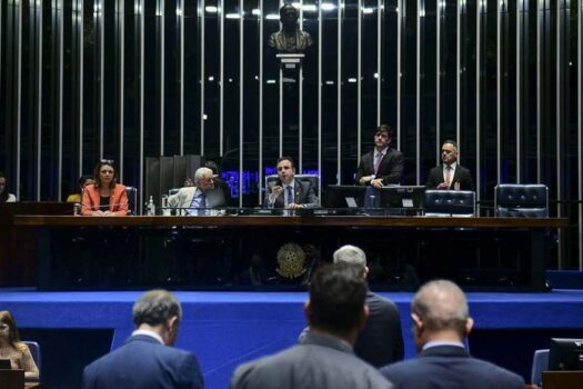 Senado aprova teto para salário mínimo e restrições ao BPC