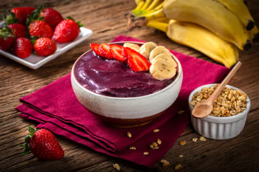 Açaí ganha espaço nas ceias de Natal e Ano Novo com sobremesas e drinks refrescantes