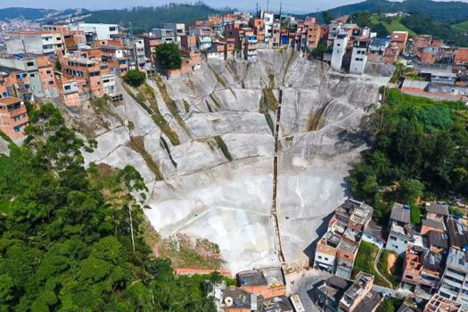 Prefeito Orlando Morando entrega obra de contenção de encosta na Rua da Bica