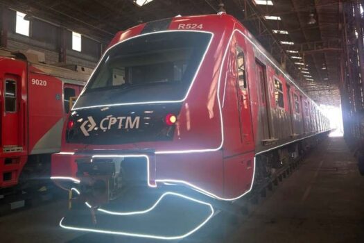 Trem Iluminado de Natal circula na CPTM