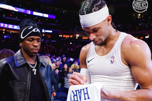 Vini Jr assiste jogo dos Knicks no Natal e troca camisa com Josh Hart