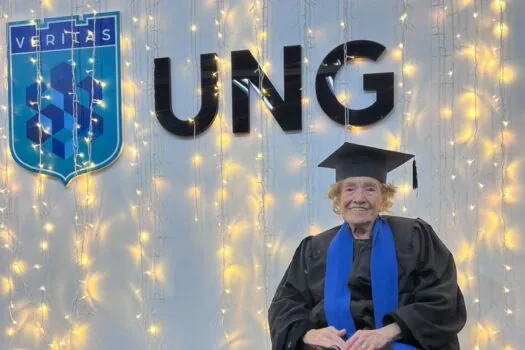 Estudante de 91 anos abrilhanta formatura de Escola Estadual na UNG 