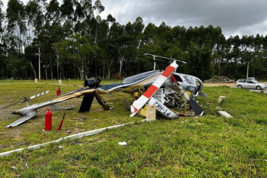 Acidente com helicóptero em Penha: cinco pessoas a bordo e feridos leves