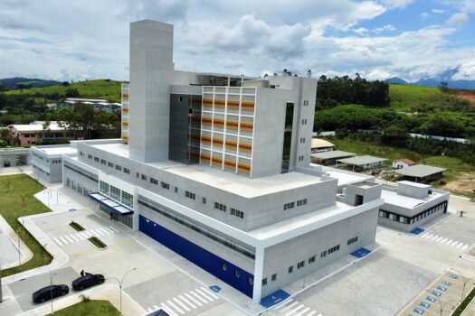 Governador em exercício visita obras do Hospital Regional Circuito da Fé em Cruzeiro