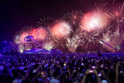 Rio de Janeiro recebe o Ano Novo com grande celebração em Copacabana