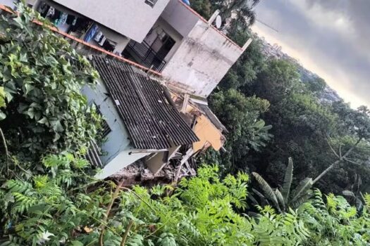 Casa desaba por conta de chuvas em Ferraz de Vasconcelos (SP)