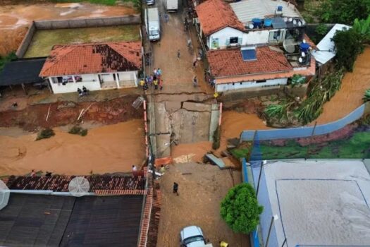 Após as chuvas, cidade de 5 mil habitantes enfrenta cenário de destruição em Minas Gerais