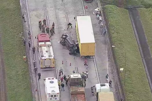 Engavetamento com 10 veículos deixa ao menos um morto no Rodoanel, em SP