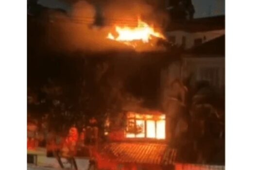 Incêndio em residência na Liberdade, SP, mobiliza bombeiros