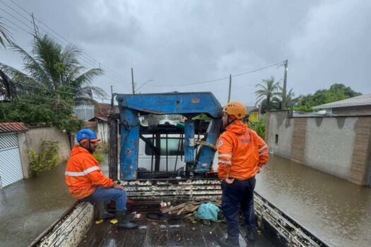 Peruíbe enfrenta alagamentos após tempestade; Governo de SP oferece assistência