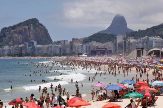 Bombeiros do RJ realizam mais de mil salvamentos em praias no Ano Novo