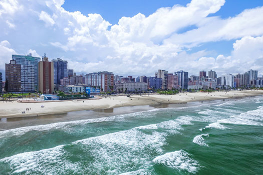 Turista desaparece em Praia Grande após cair de colchão inflável no mar