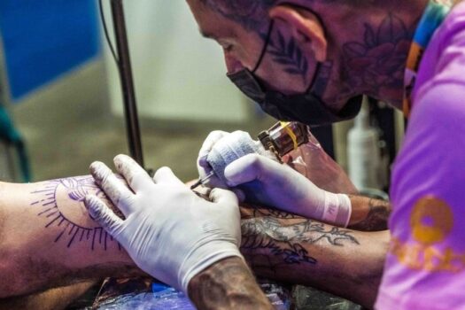 12ª Tattoo Week oferece cursos gratuitos de tatuagem e piercing para jovens de favelas