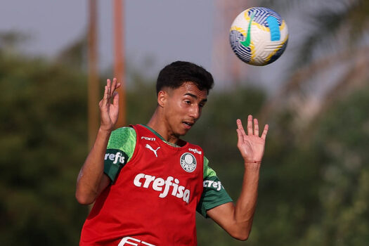 Manchester City sinaliza oferta histórica ao Palmeiras por Vitor Rei