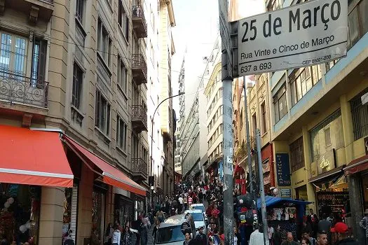 Fase vermelha movimenta ruas de SP com drive-thru e comércio informal