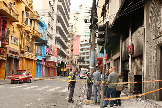 Vistoria descarta risco iminente em prédio incendiado na 25 de março