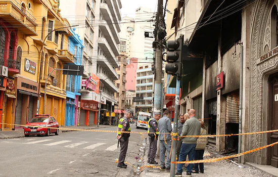 Vistoria descarta risco iminente em prédio incendiado na 25 de março