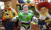 Personagens do filme Toy Story recebem as crianças no Shopping ABC