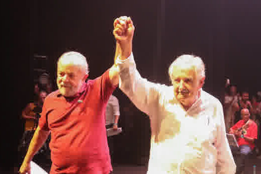 Em evento com Mujica, Lula critica Huck e investe em discurso sobre economia