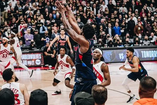 Embiid garante vitória dos 76ers sobre os Raptors; Bulls empatam série com Bucks