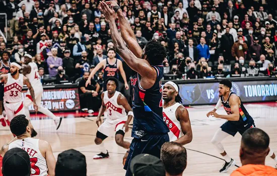 Embiid garante vitória dos 76ers sobre os Raptors; Bulls empatam série com Bucks