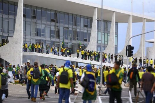 STF reduz penas atribuídas por Moraes para acusados do 8 de Janeiro