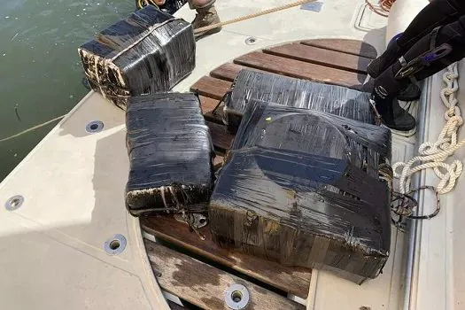 PF encontra 98 quilos de cocaína em casco de navio no litoral paulista