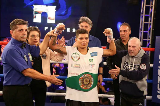 Baiana Adriana Araújo disputa título mundial de boxe na Inglaterra