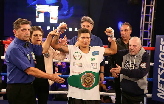 Baiana Adriana Araújo disputa título mundial de boxe na Inglaterra