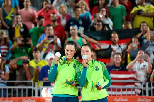 Ágatha e Bárbara perdem para as alemãs e ficam com a prata no vôlei de praia