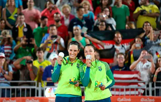 Ágatha e Bárbara perdem para as alemãs e ficam com a prata no vôlei de praia