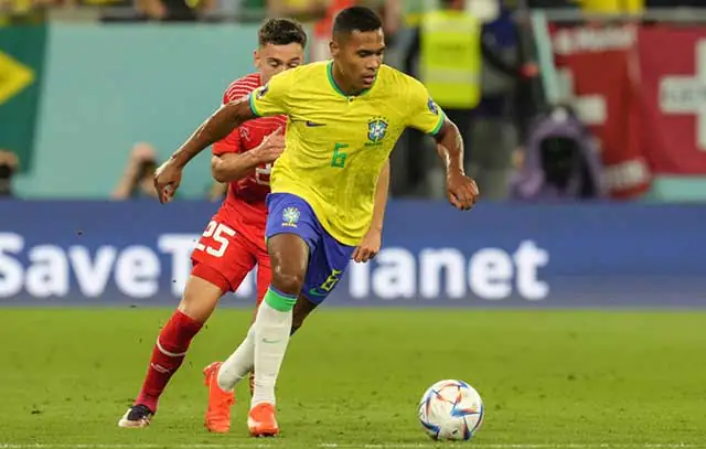 Alex Sandro está fora do jogo contra Camarões