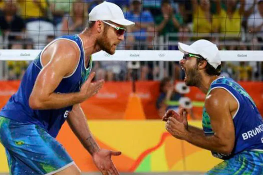 Alison e Bruno Schmidt conquistam o ouro no vôlei de praia