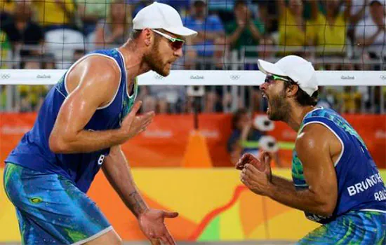 Alison e Bruno Schmidt conquistam o ouro no vôlei de praia