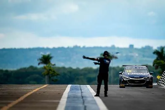 Stock Car: Blau domina sexta-feira marcada por 22 pilotos no mesmo segundo