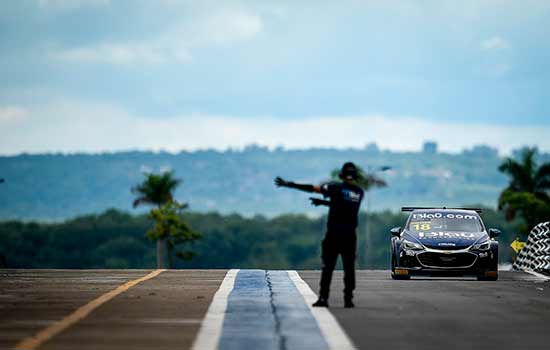 Stock Car: Blau domina sexta-feira marcada por 22 pilotos no mesmo segundo