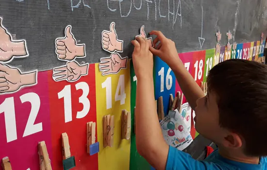 Semana Internacional dos Surdos: Escola de Curitiba ensina libras desde o berçário