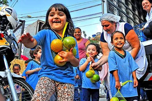 Alunos de creche participam do programa Moeda Verde e trocam lixo por alimento